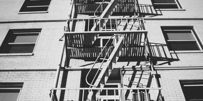 Можно ли срезать пожарную лестницу на балконе многоквартирного дома